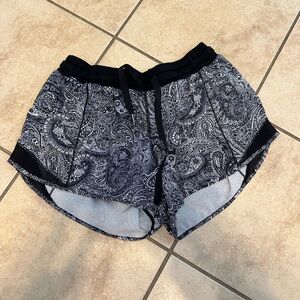 Lululemon Hotty Hot Short in "Mini Antique Paisley White Black" 4” size6